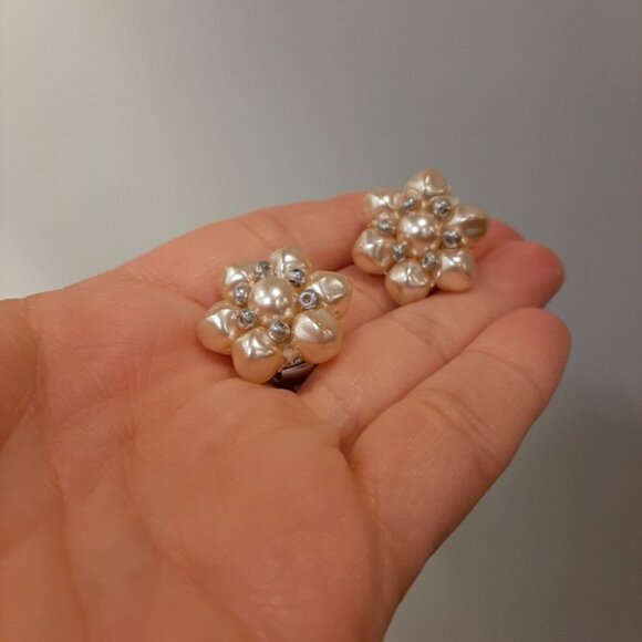 Vintage Earrings Faux Pearl Cluster Beaded Flower 90s Clip On Silver Jewelry - Picture 7 of 10